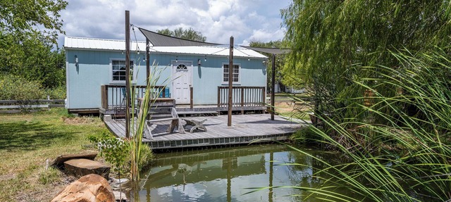 Charming Pondside tiny home in enjoyable Ingleside. Just minutes from the beach in Ingleside