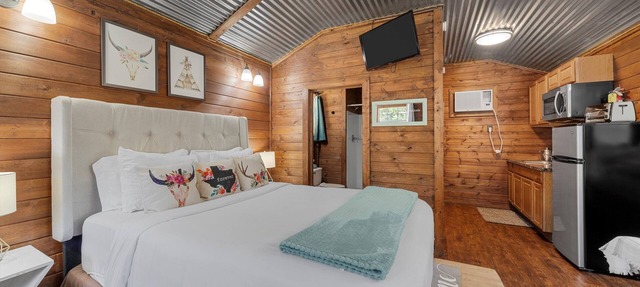 Charming Tiny House #3 Getaway with Pool: 20 minutes from Baylor and Magnolia! in Crawford