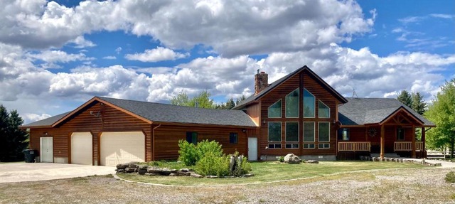 Chester Currents by KABINO Riverfront on Henrys Fork Air Conditioning Boat Launch Foosball Pool Table Huge Yard Garage WIFI in Saint Anthony