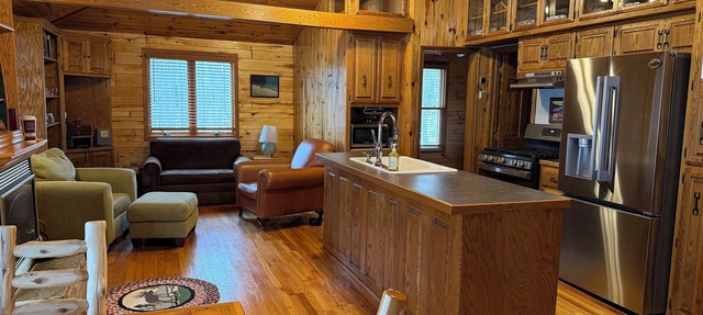 Classically Charming, Private Cabin to Enjoy Nature - Boats + Pets Welcome in Hillman