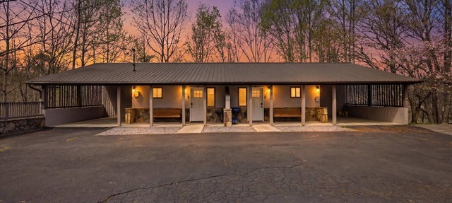 Coat of Many Views by Beyond Expectations: 3BR Retreat w/Views & Hot Tub in Sevierville