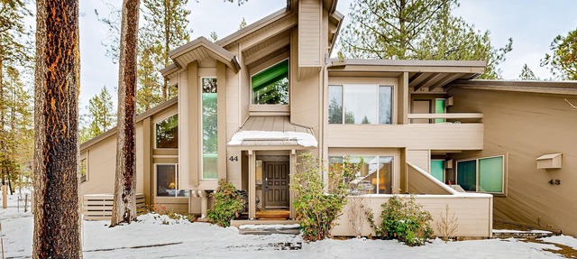 Comfortable condo w/shared pool, SHARC passes, trails, and more! in Bend