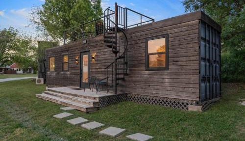Container home with rooftop views and pickleball-Pecan Grove in Bellmead