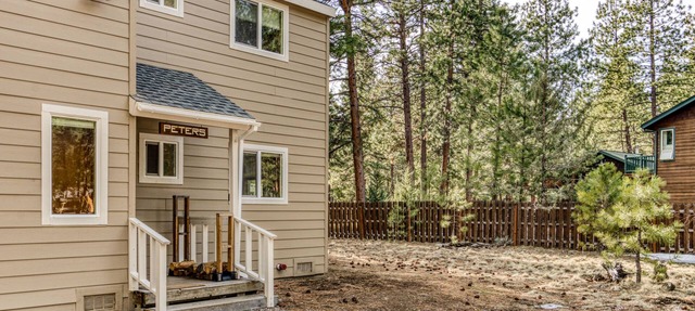 Cozy Cabin w/ Shared Pool & Tennis Courts - Near Town & Wilderness in Sisters