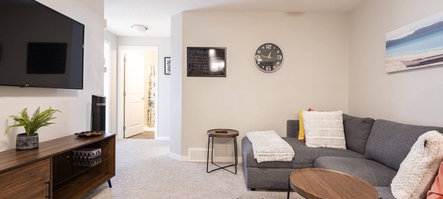 Cozy & Comfortable two bedroom guest suite with free parking in Calgary