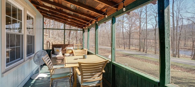 Cozy Eagle Rock Cottage on the Creek w/ Loft! in Eagle Rock