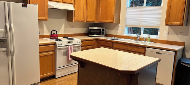 Cozy Eastside Townhome in charming East Gresham- 3 Bedroom with AC and WiFi! in Gresham
