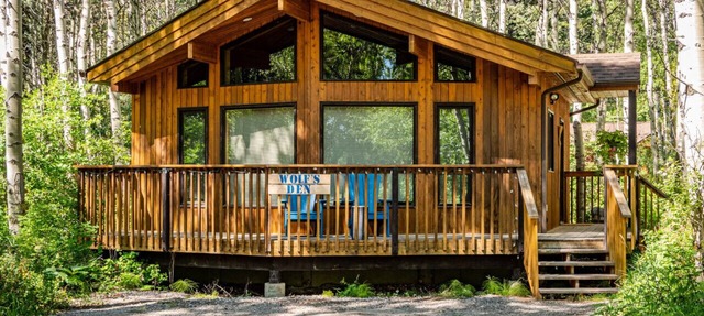 Crowsnest River Chalet - Wolf’s Den in Crowsnest Pass