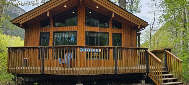 Crowsnest River Chalet - Whitetail in Crowsnest Pass