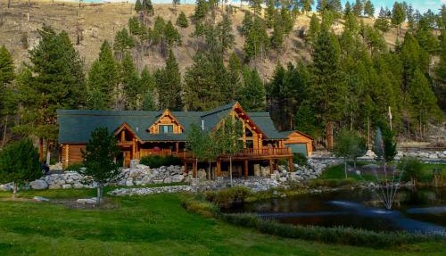 Custom Bitterroot Valley Cabin w/Hot Tub & Views! in Conner