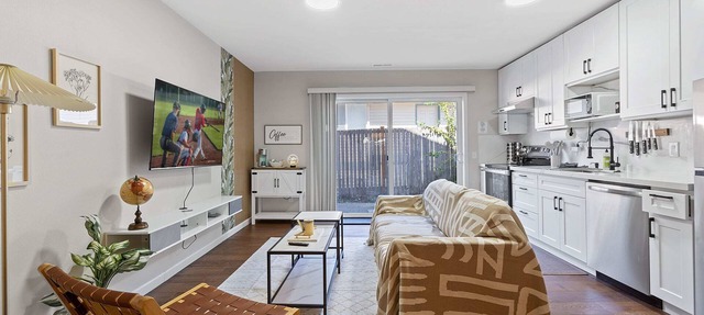 Designer Daylight Basement: Near Edmonds Downtown in Edmonds