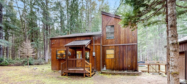 Dog-friendly forest cabin with private hot tub, gorgeous deck & fireplace in Enumclaw
