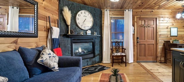DoubleDecker🌞2 Private King Suites🌞Hot Tub~5 Mins to DT in Pigeon Forge