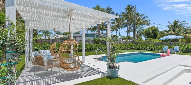 🌴 Downtown Stuart’s Blue Palm Villa🌴 -3 🛌/2🛀 Pool Home w/putting green⛳️ in Stuart