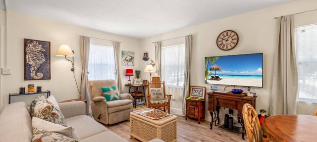 Downtown * Walkable * Outdoor Living * 20% weekly & 30% monthly disounts in Cedar Key