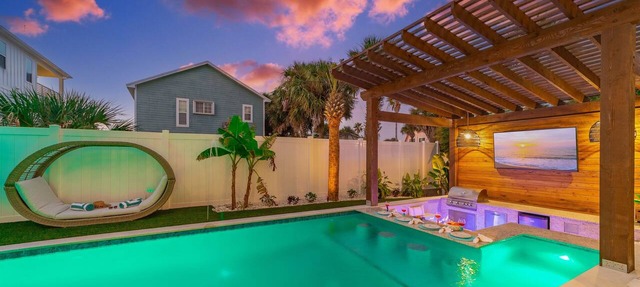 Epic Beachfront Oasis | Swim-Up Pool Bar, Hot Tub & Rooftop Ocean Views in St. Augustine