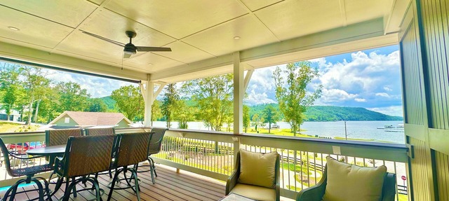 Escape to "Studio B"! Lake, Pool, Splash Pad, Hot Tub, Kayaks, fire pit, etc.! in Cedar Bluff