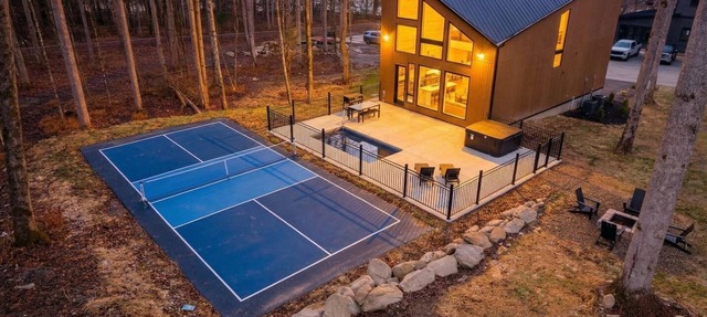 Fall Retreat-Pickleball~Pool~Sauna~Firepit~Hottub in Pittman Center