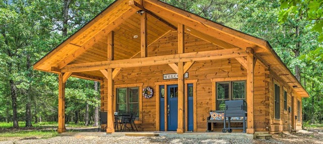 'Falling Star' Eagletown Cabin w/Hot Tub: Pets OK in Eagletown