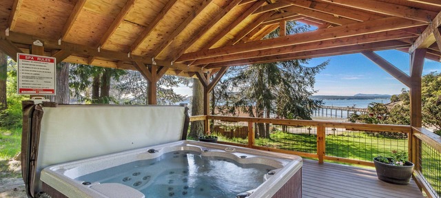 Garden Studio Cabin w/peek-a-boo views - 1 min walk to beach! in Eastsound
