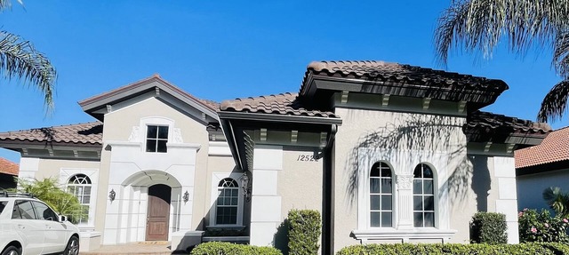 Gated Community Executive Home with Pool and Hot Tub! Private Golf, Tennis CC in Estero