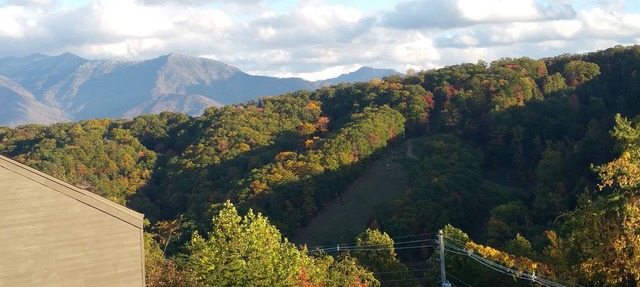 Gorgeous fall views from a mtn top condo! Hot tubs suana king bed. Low rates! in Gatlinburg
