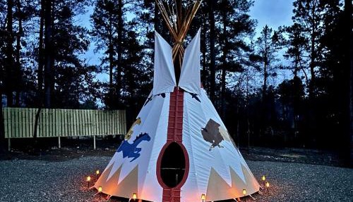 Gorgeous Pet Friendly Log Cabin with a Tipi and Pond, Perfect for a Weekend Getaway, Minutes from Hochatown in Broken Bow