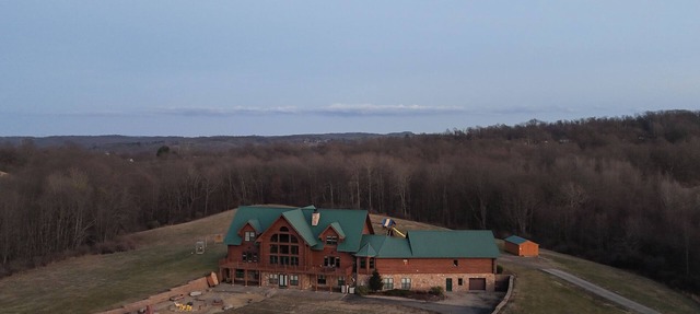 Gorgeous, remote lodge on 100+ acres, 15 min from downtown Indiana in Indiana