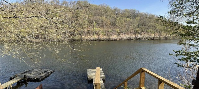 Great Fall pricing! Magical Views & Peaceful Vibes; private dock, kayaks, firepit, office! in Newtown