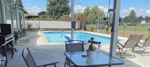 Gresham Golf Course - Ranch Style With Swimming Pool in Gresham