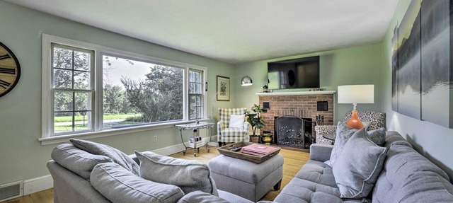 Hampton 'Quiet Corner Cottage' w/Fireplace & Yard in Hampton