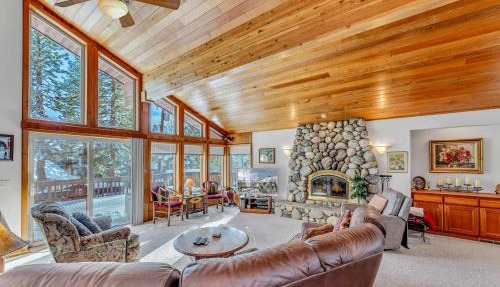 Handcrafted Tahoe Retreat Walk to Beach & Ski in Tahoe City