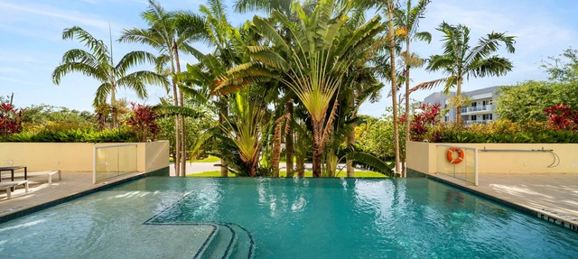 Hemingway Coast to Coast Intracoastal Water View! 2 blocks to Beach &Pickleball in Deerfield Beach