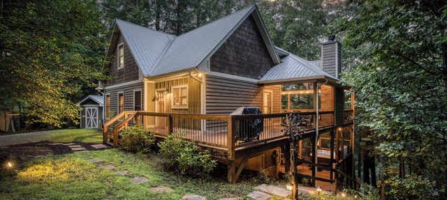 Hemlock Hideout - Game room, hot tub, creek access in Blue Ridge