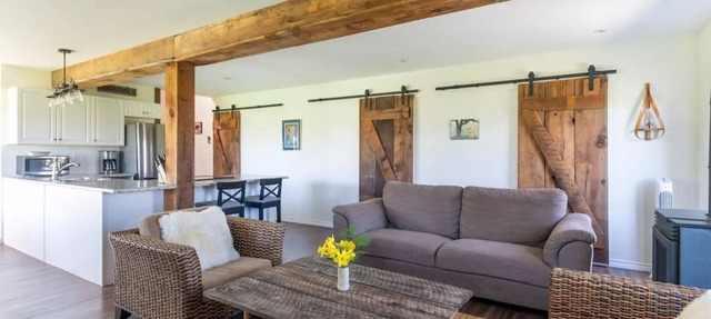 Hidden Gem! Charming rural getaway close to hiking/skiing/biking. Dog friendly! in Mulmur