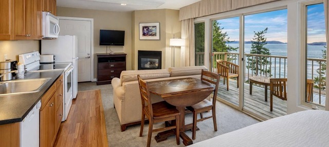 Hillside Deluxe Two King Suite in Eastsound
