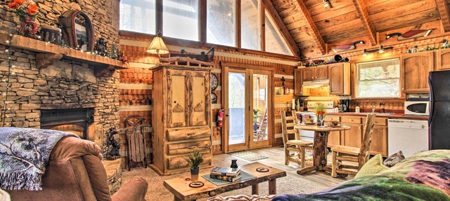 Honey Bear Pause: Rural Escape w/Porch & Hot Tub! in Townsend