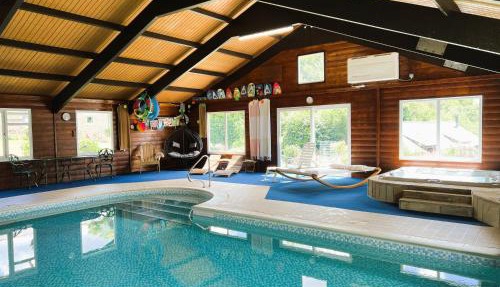 Hop Loft-Barn Conversion, with access to Pool & Hot Tub-at Fox Valley Cottages in Looe
