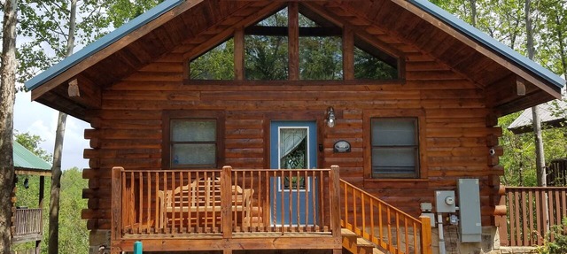 Huge 1MBR/2BA, sleeps 8, Pet Friendly, Pool, Mt view in Gatlinburg