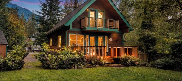 Idlyllic riverfront 2-bed cabin with hot-tub close to Stevens Pass and hiking in Gold Bar