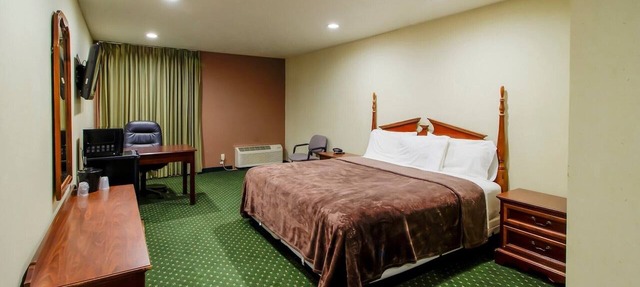 King Bed | Courtside | Houston in Houston