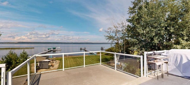 Lakefront 1/2 acre Wabamun 5 bed 2 bath cabin in Fallis