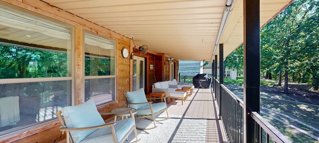 Lakefront Home, private dock and short walk to beach in Eufaula