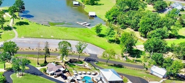 LAKEFRONT Mini-Resort Sleeps 32! Pool, hot tub, kayaks, fire pits, & more! in Cedar Bluff