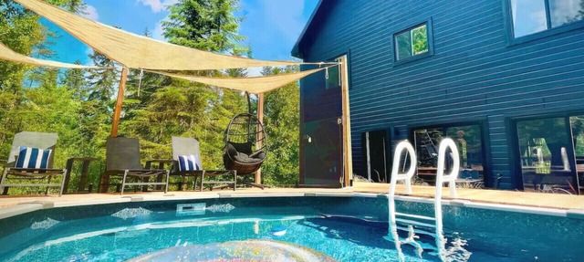 Lakefront rustic-chic cabin near Mont-Tremblant in Val-des-Lacs