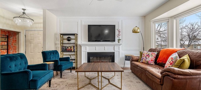 Large 4-level Split, 6 Bedrooms, 16 Beds, Nespresso, Near Fish Creek! in Calgary