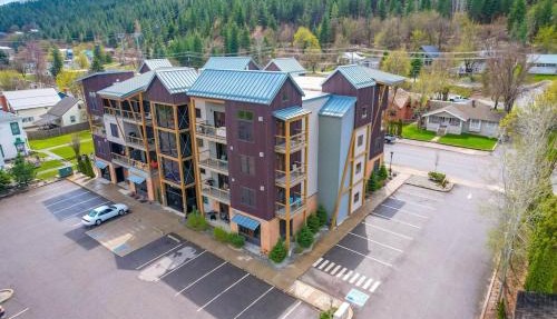 Large Studio Condo with Full Kitchen, Ski, Bike, Beautiful Balcony Views Hottub Fireplace in Kellogg
