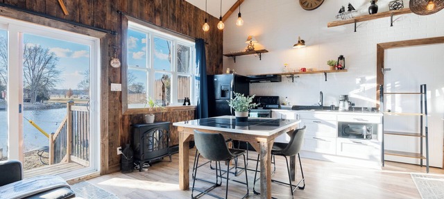 Le Héron Eco-Rustic Chalet with Waterfront Terrace and Spa in Pike River