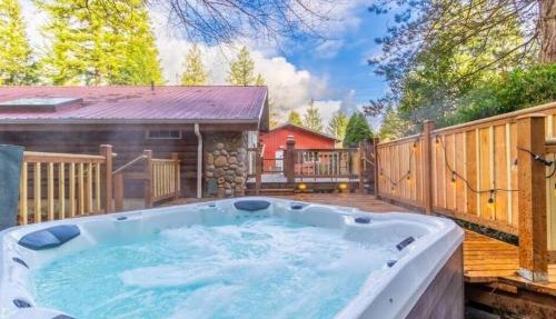 Little Bear's Bungalow; Log Cabin w/Mountain views in Gold Bar