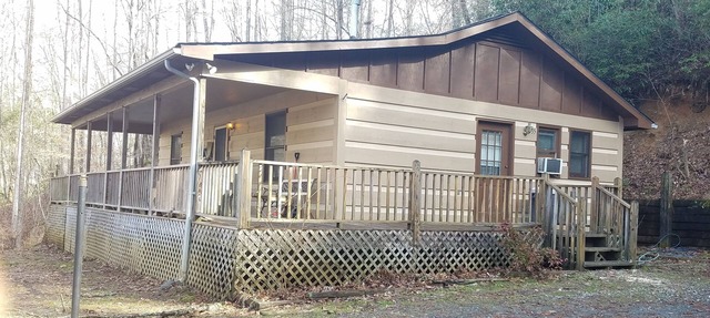 Log Cabin w/Hot Tub near Casino, Cherokee & Bryson City in Whittier